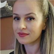 Laureata in lingua, specialmente in inglese